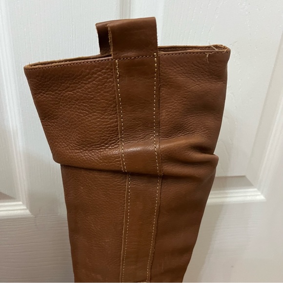 Brown heeled boots by EXE are in excellent condition. Size 6 1/2 - Picture 3 of 9